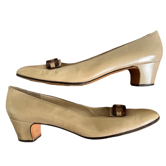 Ferragamo • Vintage Cream Chunky Heels with Tortoise Buckle Detail Size 9 - Picture 5 of 9